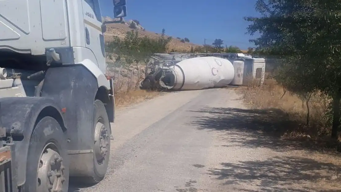 'Freni boşalan beton mikseri devrildi, yol trafiğe kapandı'