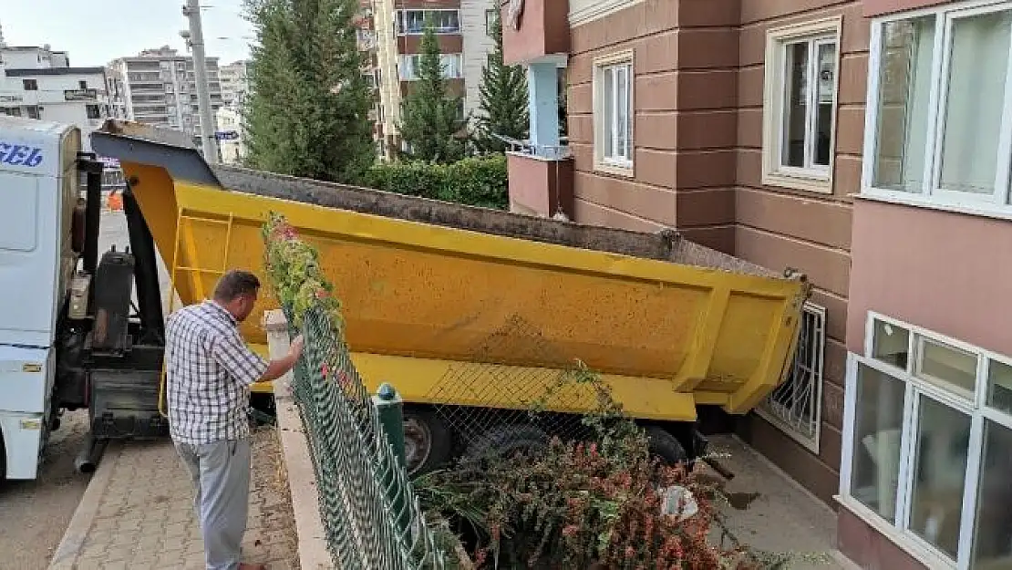 'Freni boşalan hafriyat kamyonu apartmana girdi'