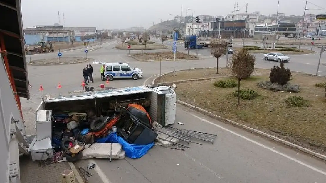 'Freni boşalan kamyon devrildi'