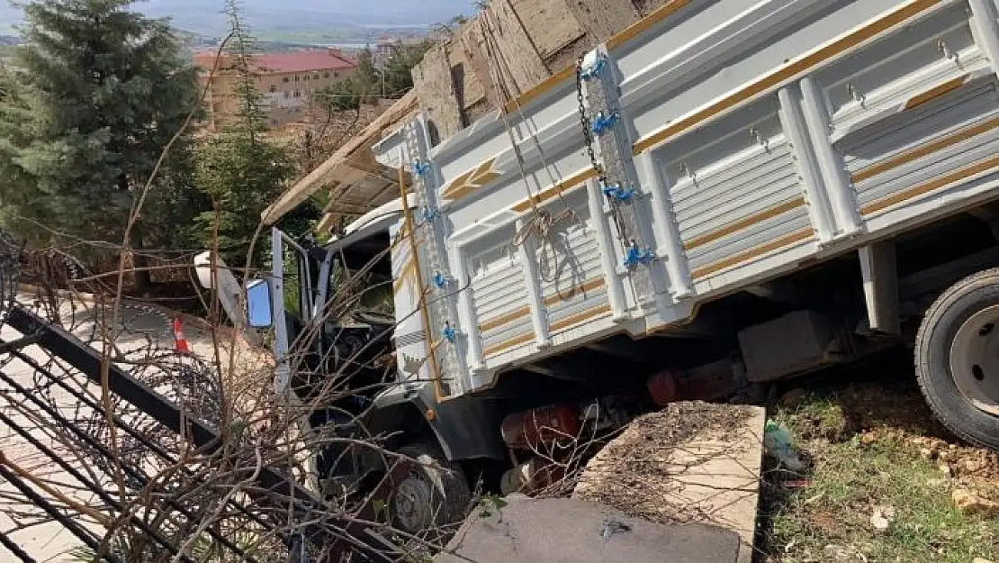 'Freni boşalan kamyon istinat duvarına daldı'