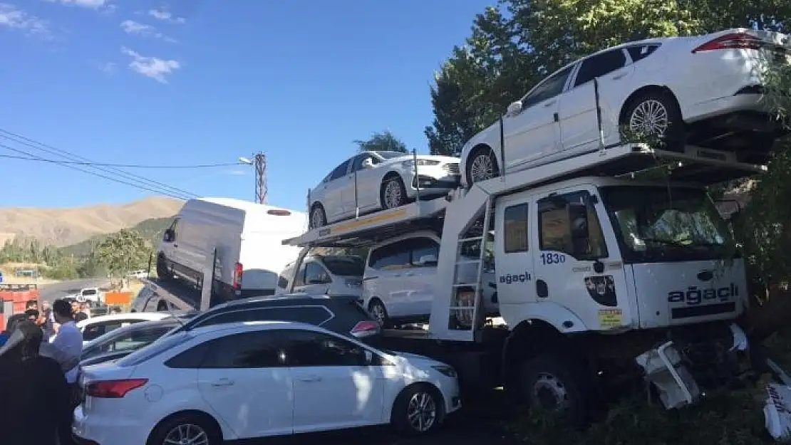 'Freni boşalan tır otoparka daldı, 5 aracı biçti: 1 yaralı'