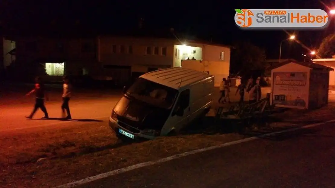 Malatya´da Freni çekilmeyen minibüs kanala düştü