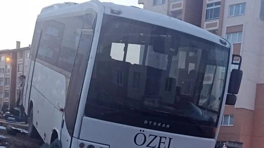 'Freni patlayan midibüs kaldırıma çarpıp ağacı devirerek durabildi'