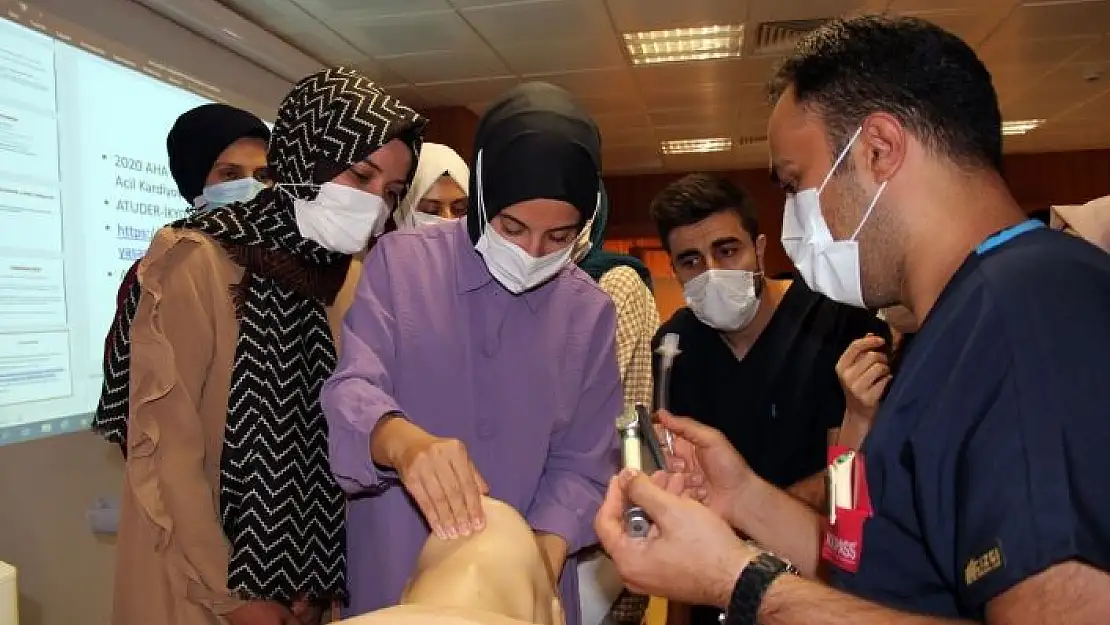 'FÜ Hastanesinde göreve yeni başlayan sağlık çalışanlarına CPR eğitimi verildi'