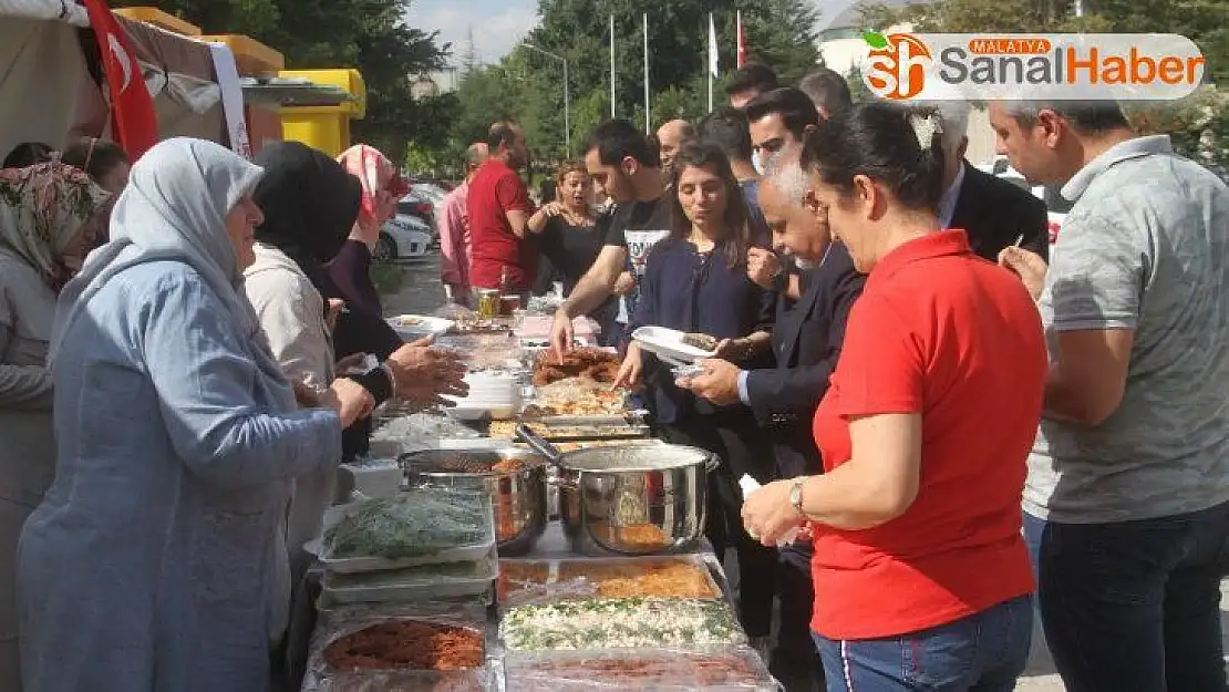FÜ kadın kollarından öğrenciler için kermes