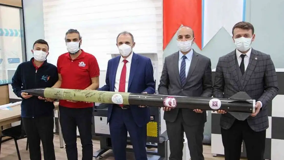 'FÜ Rektörü Göktaş, Teknofest´ten başarılarla dönen Roket takımı ile bir araya geldi'