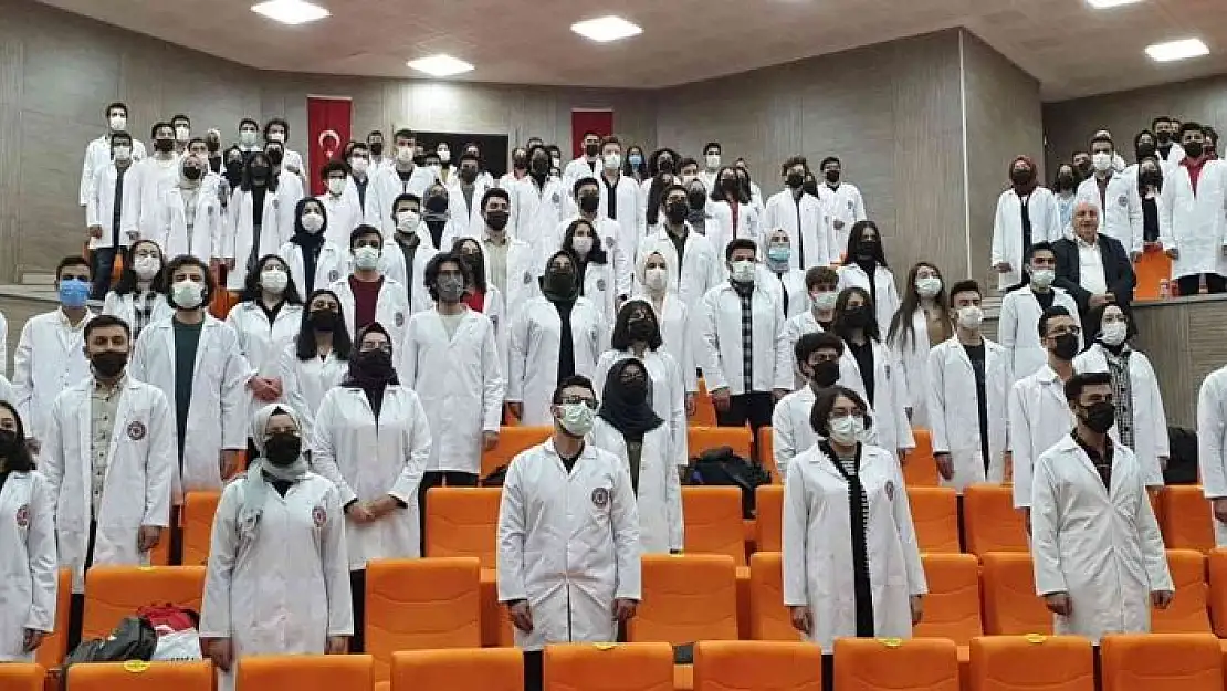 'FÜ Tıp Fakültesi öğrencileri beyaz önlüklerini giydi'
