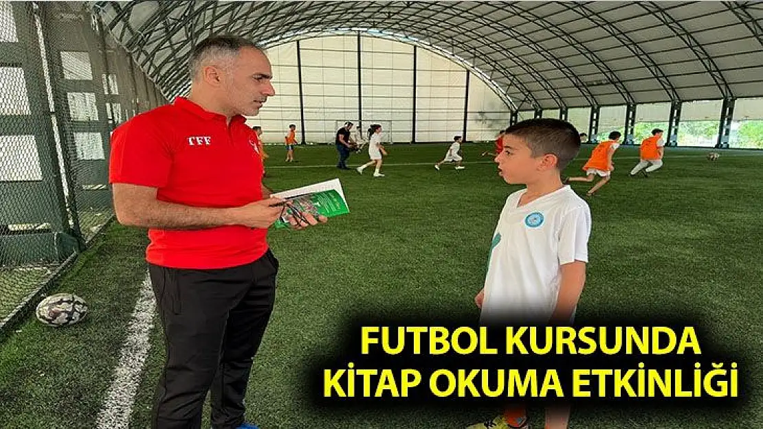 Futbol kursunda kitap okuma etkinliği