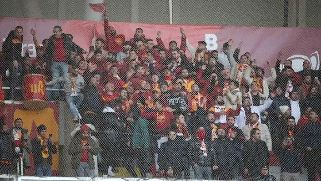 'Galatasaraylı taraftarlar takımını yalnız bırakmadı'