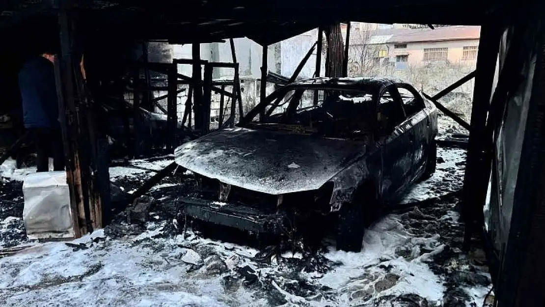 'Garajda çıkan yangında 2 araç kül oldu'