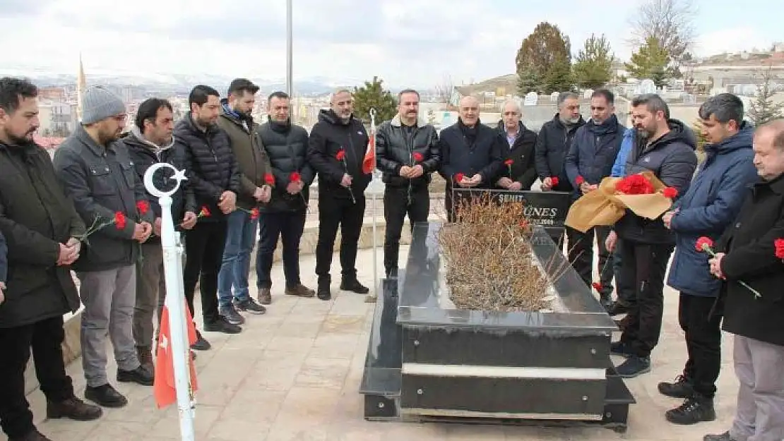 'Gazeteci İsmail Güneş mezarı başında anıldı'
