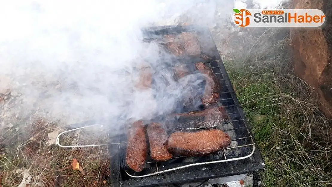 Gazetecilerin karda ekmek arası sucuk keyfi