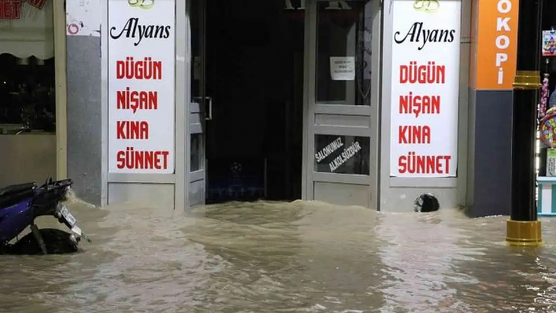 'Gece yarısı patlayan su borusu şehrin altını üstüne getirdi'