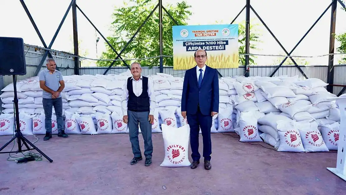 Depremden etkilenen çiftçilerimize 35 ton arpa yardımı sağlıyoruz