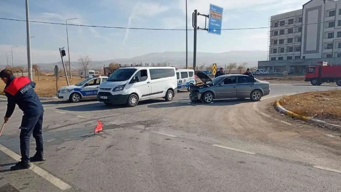 'Gemerek´te otomobiller çarpıştı: 2 yaralı'