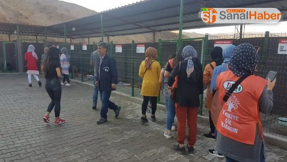 Genç TEMA üyeleri, barınaktaki hayvanları besledi