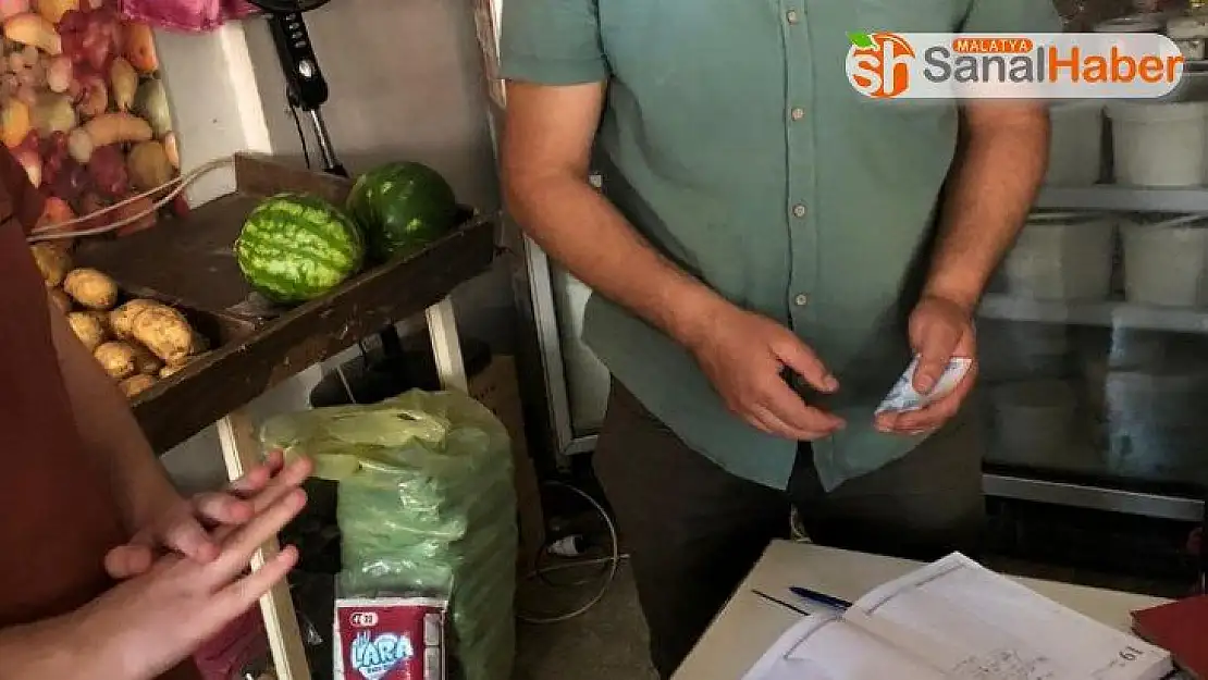 Gençler bakkal defterini satın aldı