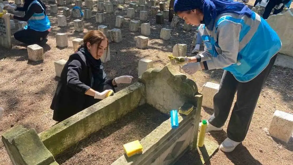 'Gençler çocuk mezarlarını titizlikle temizledi'