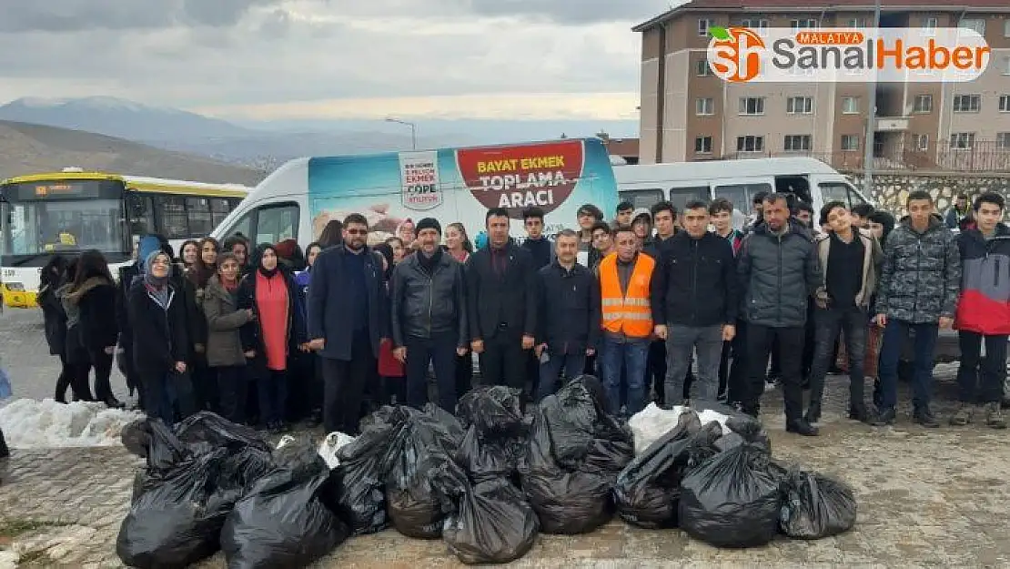 Gençler doğadaki hayvanlar için yiyecek bıraktı