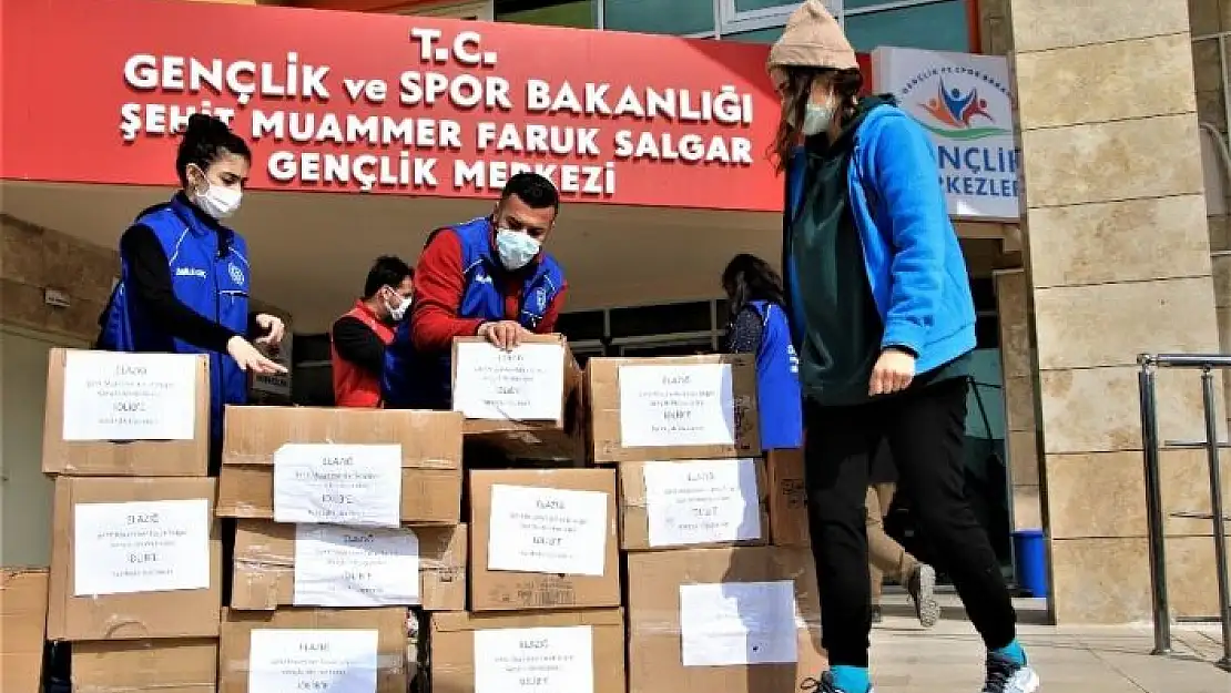 'Gençler ''Kardeşlik Üşümesin'' dedi, topladıkları kıyafetleri İdlib´e gönderdi'