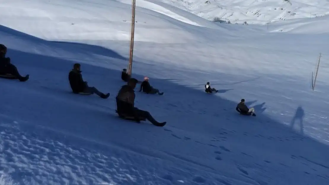 'Gençler kendi yaptıkları kızaklarla yüzlerce metre kaydı'