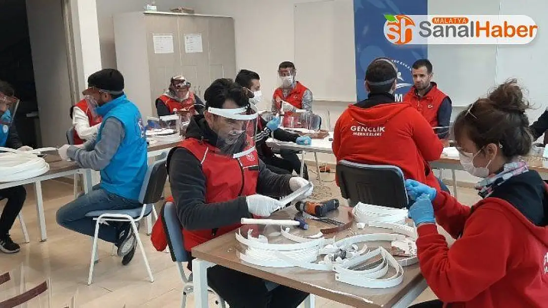 Gençler sağlık çalışanları için yüz kalkanı üretiyor