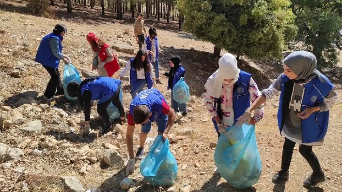 'Gençlik merkezi lider ve gönüllüleri çevre temizliği yaptı'