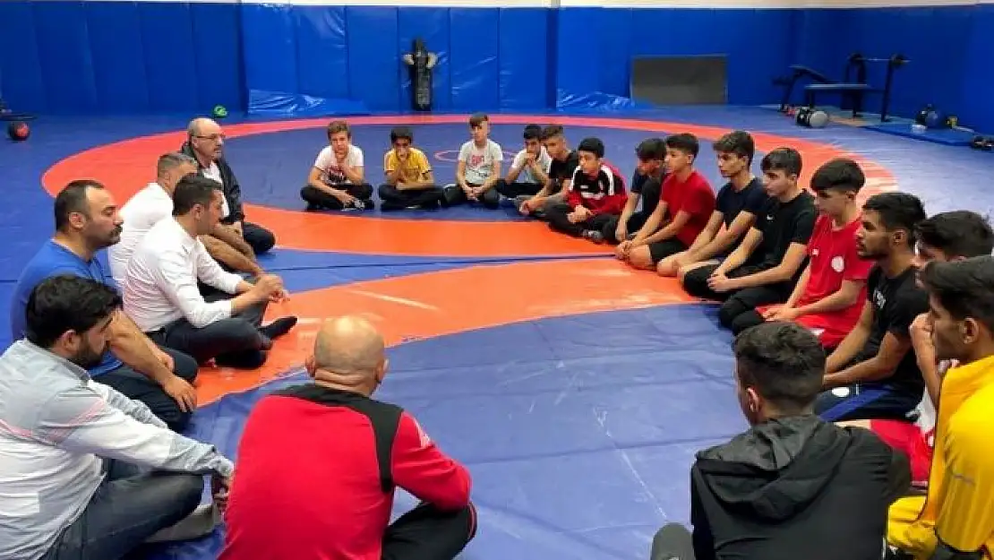 'Gençlik ve Spor Hizmetleri Genel Müdürü Baykan, Elazığ güreşçileriyle görüştü'
