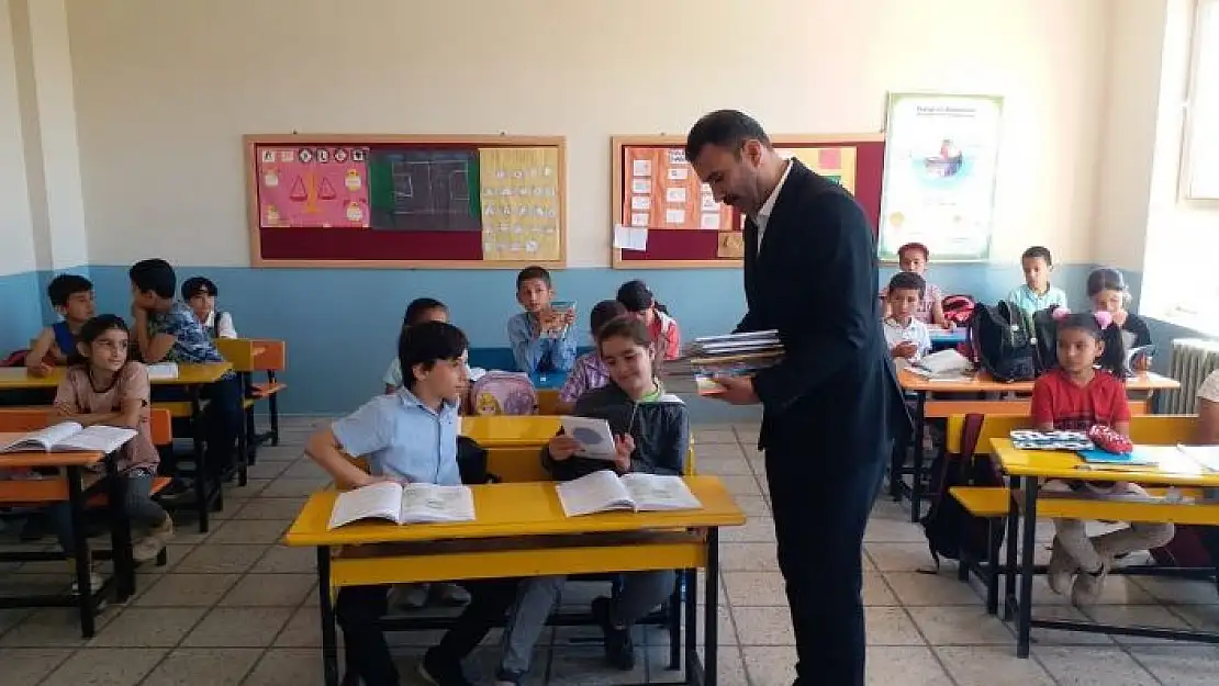 'Gerger Müftülüğünden ilkokullara kitap desteği'