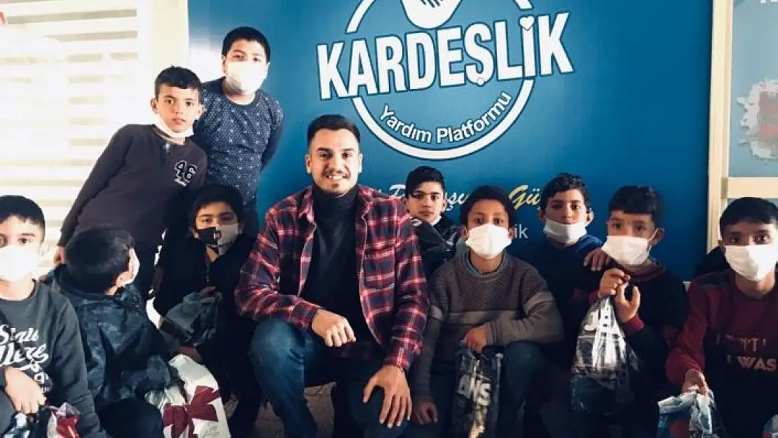 '''Göçmen değil kardeşiz'' sloganı ile yardıma konuşuyorlar'