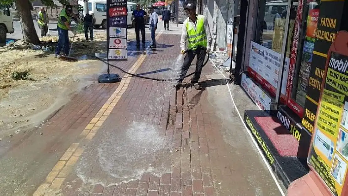 'Gölbaşı Belediyesi, cadde ve sokakları temizliyor'