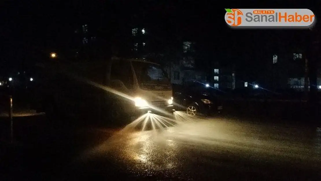 Gölbaşı Belediyesi gece gündüz cadde ve sokakları dezenfekte ediyor