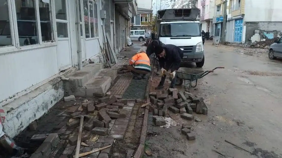 'Gölbaşı Belediyesi kaldırımları onarıyor'