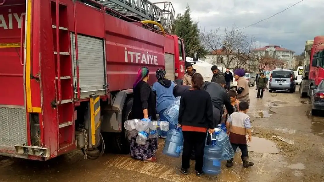 'Gölbaşı Belediyesi temizlik için su dağıtıyor'