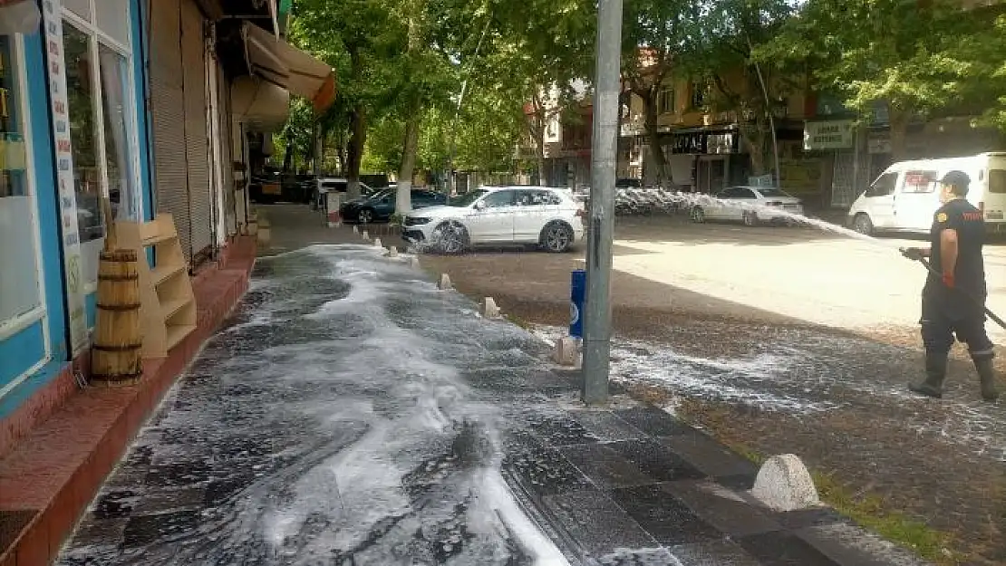 'Gölbaşı Belediyesi yolları ve kaldırımları dezenfekte ediyor'