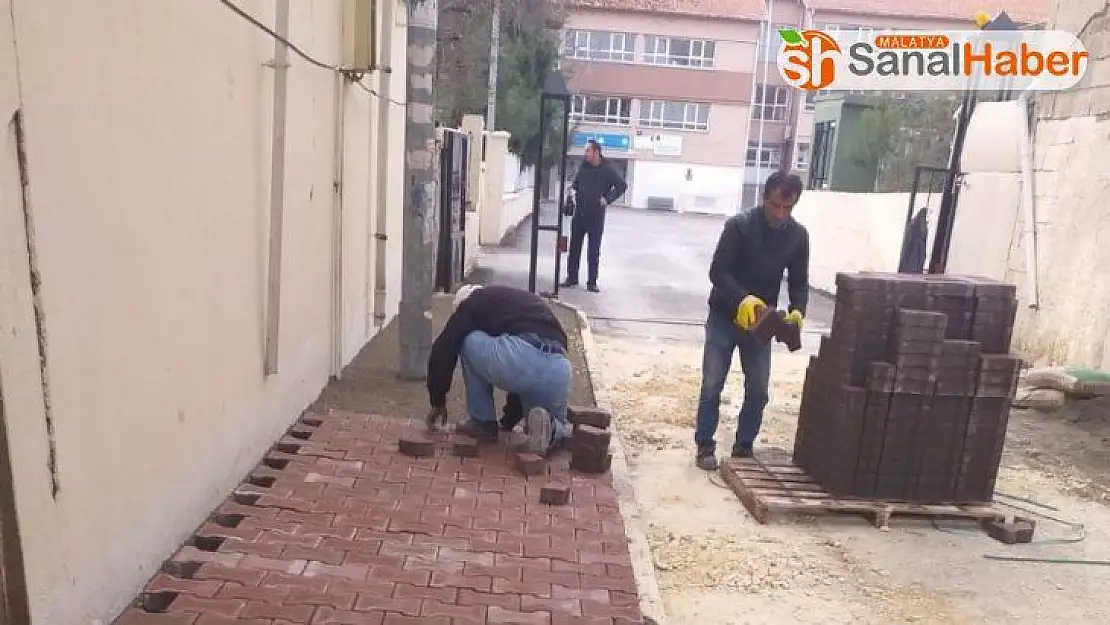 Gölbaşı Caddesinde kaldırım çalışması yapıldı
