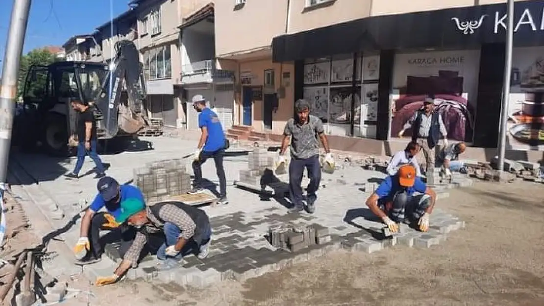 'Gölbaşı ilçesinde caddelere kilitli parke taşı döşeniyor'