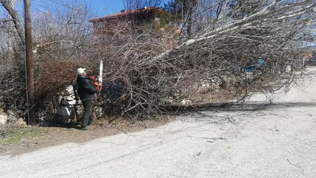 'Gölbaşı ilçesinde çatılar uçtu, ağaçlar devrildi'