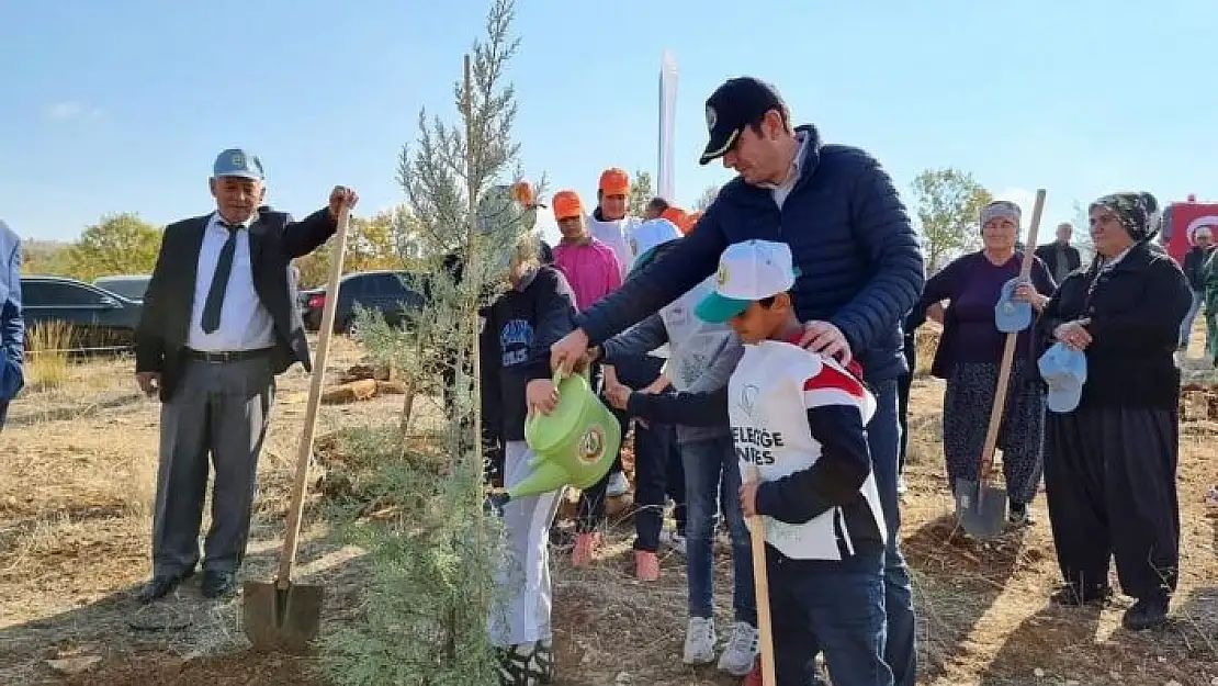 'Gölbaşı ilçesinde fidanlar toprakla buluşturuldu'