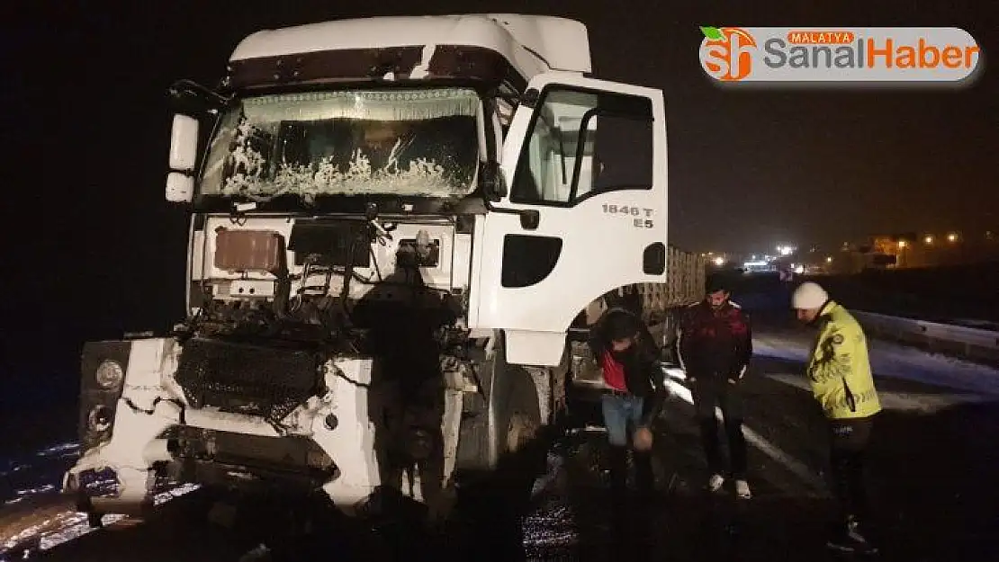 Gölbaşı ilçesinde iki tır çarpıştı:  2 kişi yaralandı