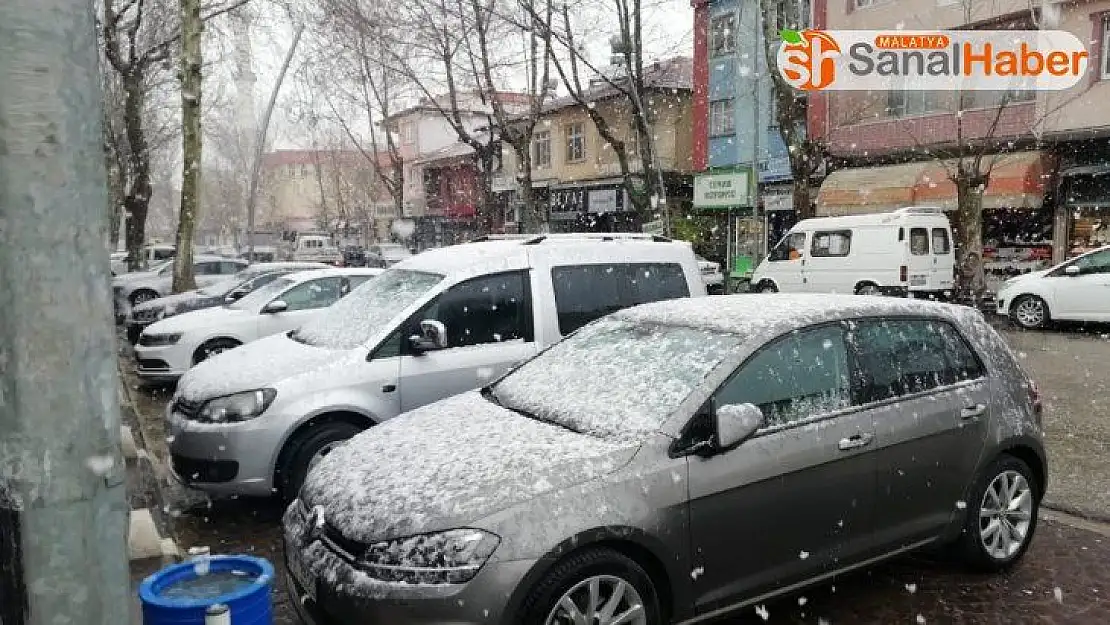 Gölbaşı ilçesinde lapa lapa kar yağıyor
