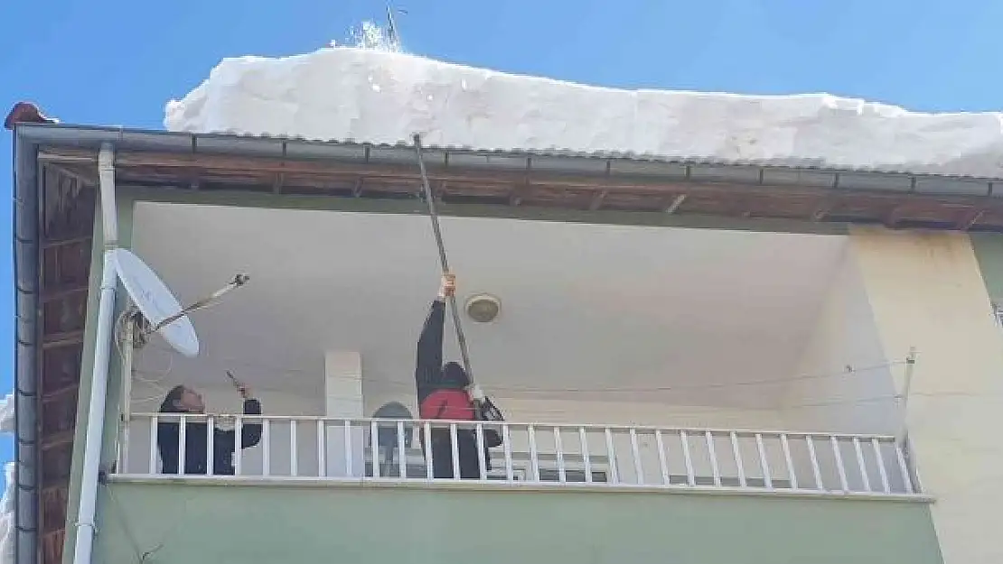 'Gölbaşı itfaiyesi çatılardaki karları temizliyor'