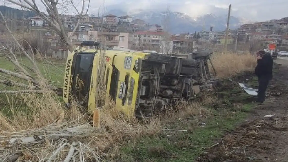 'Gölbaşı´nda hurda yüklü tır devrildi'