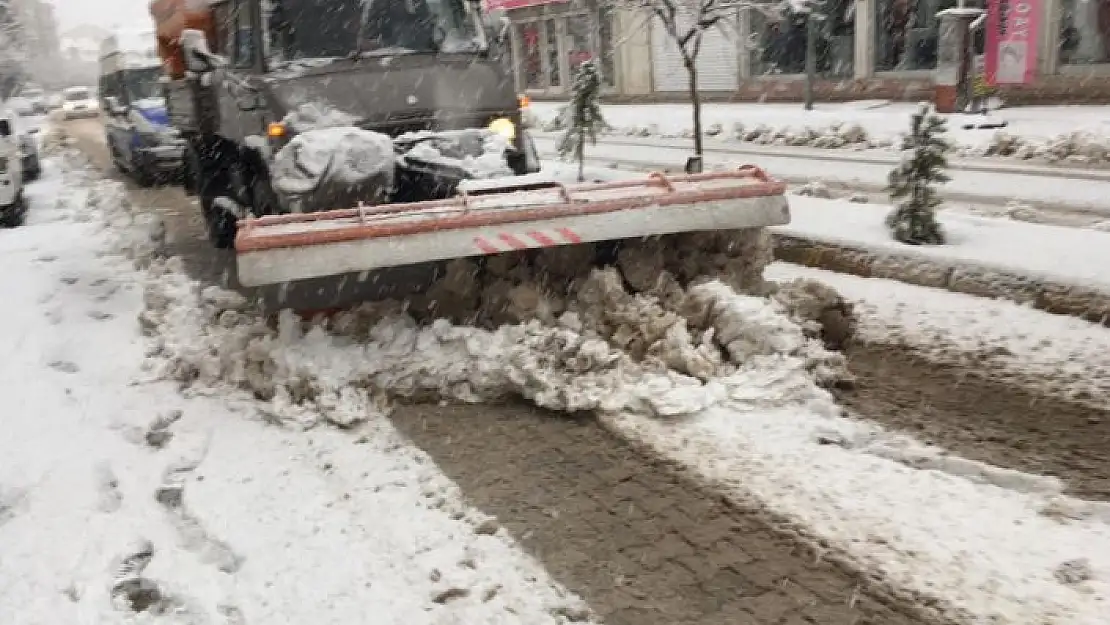'Gölbaşı´nda kar temizleme çalışmaları sürüyor'