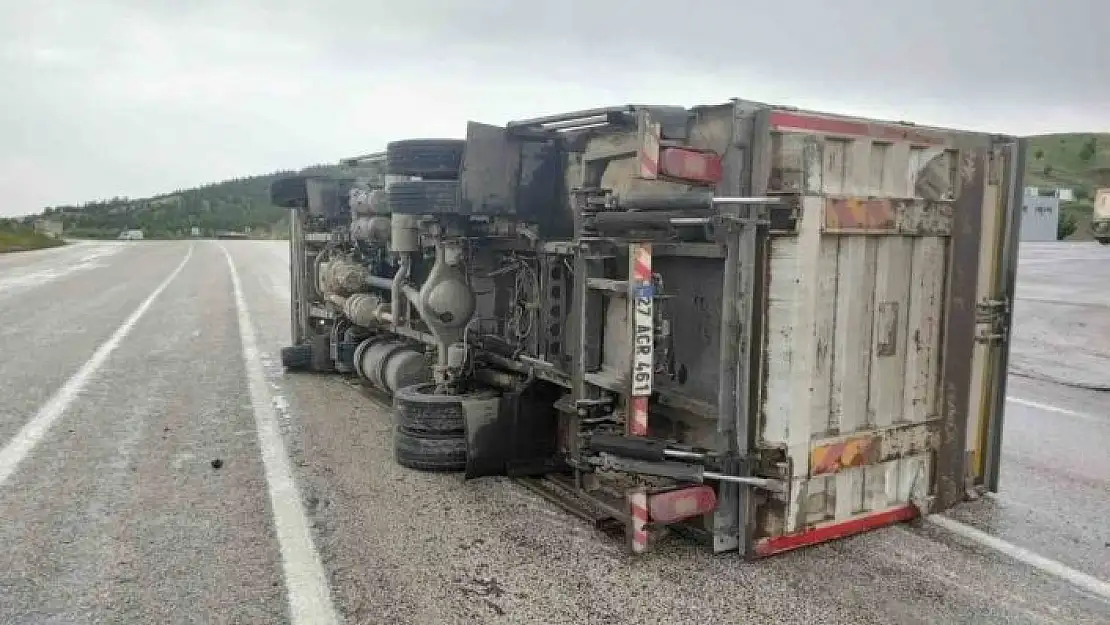 'Gölbaşında kamyon devrildi'