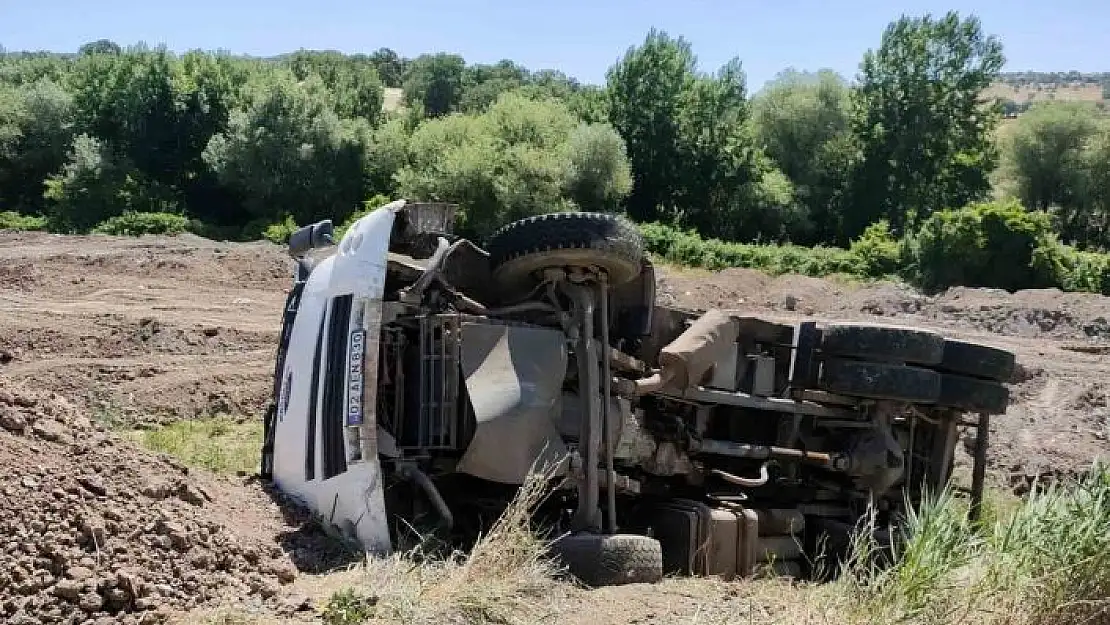 'Gölbaşında yük boşaltan kamyon şarampole devrildi'