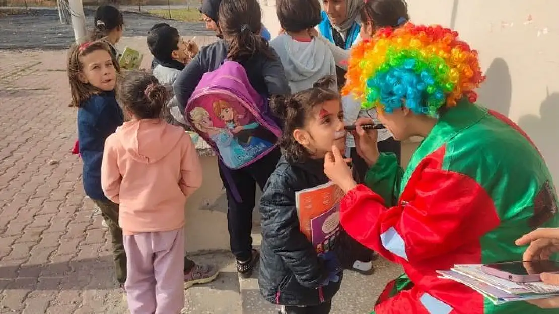 'Gönüllü gençler, köy okullarına kitap desteği sağlıyor'