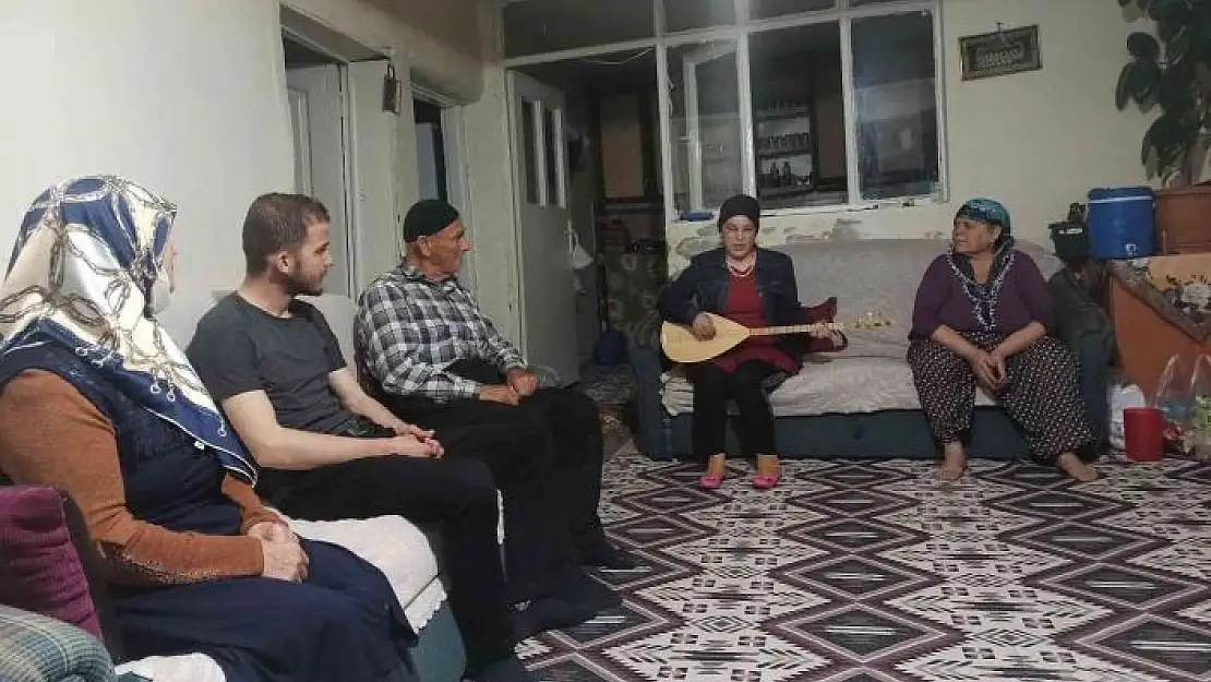 'Gönüllü gençlerden yaşlı çiftlere moral ziyareti'