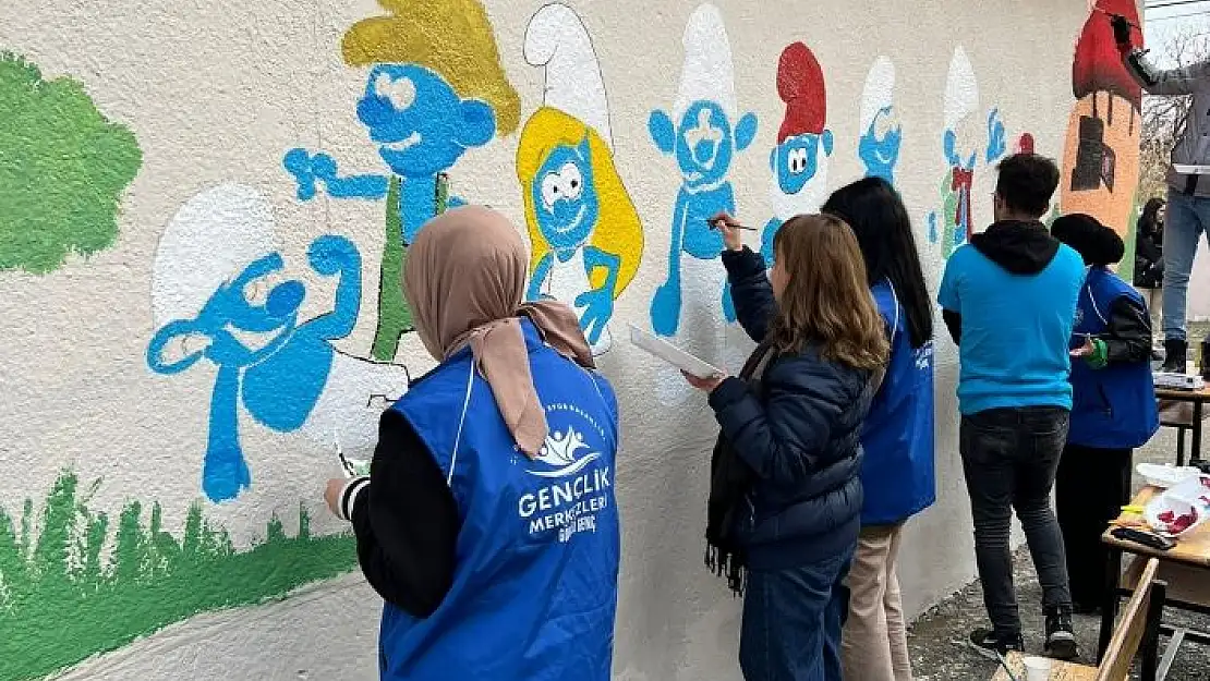 'Gönüllü öğrenciler Malatya´da okulları boyuyor'