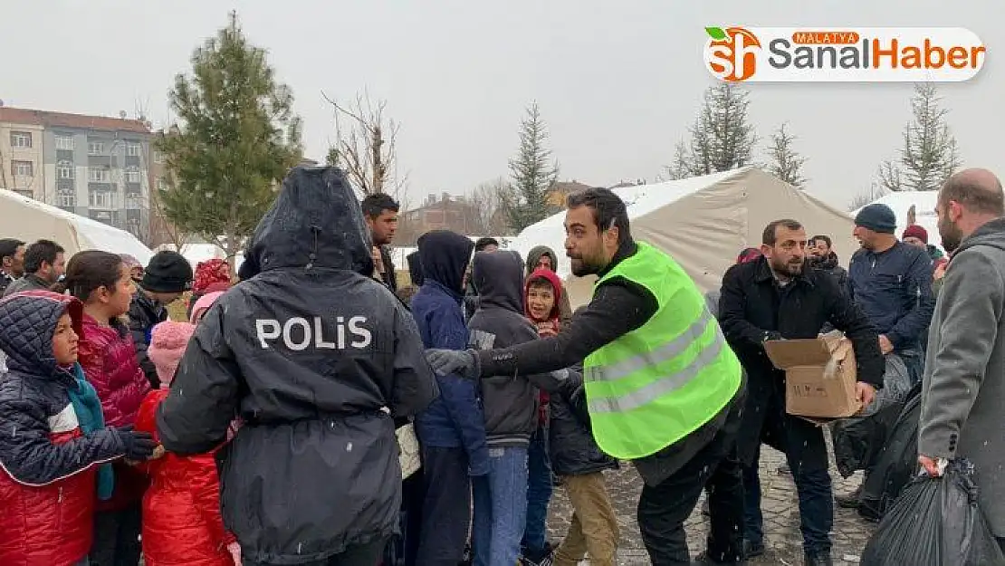 Gönüllüler, deprem bölgesinde destek veriyor